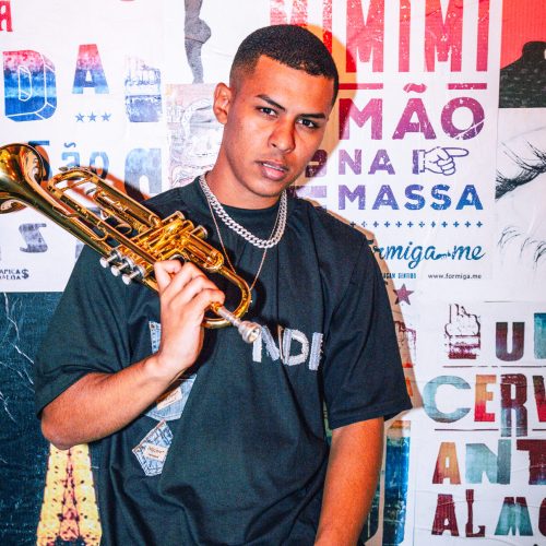 El Gagö tocando trompete no show 