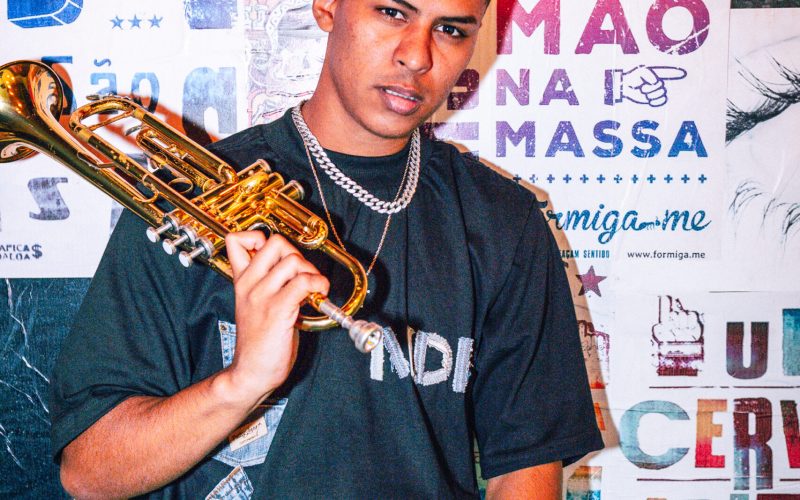 El Gagö tocando trompete no show 