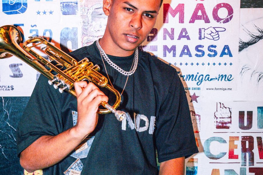 El Gagö tocando trompete no show 